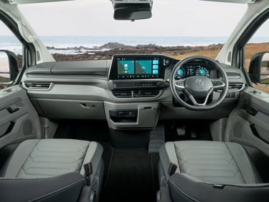 Volkswagen Transporter T7، ميني فان — منطقة السائق