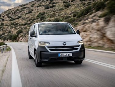 Volkswagen Transporter T7، فان — منظر أمامي