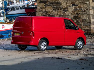 Volkswagen Transporter T6، فان — منظر خلفي أيمن