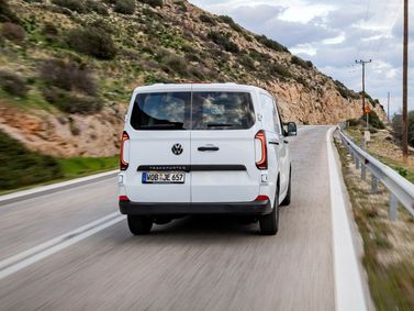 Volkswagen Transporter T7، فان — منظر خلفي
