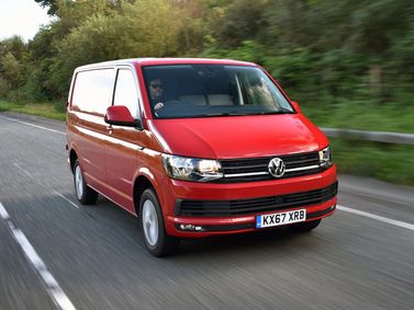 Volkswagen Transporter T6، فان — منظر أمامي أيسر