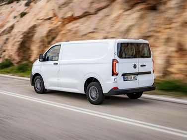Volkswagen Transporter T7، فان — منظر خلفي بزاوية ثلاثة أرباع