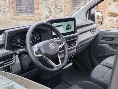 Volkswagen Transporter T7، فان — منطقة السائق