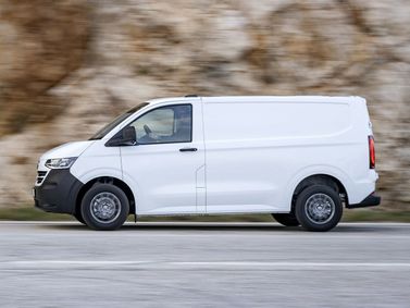 Volkswagen Transporter T7، فان — منظر من الجانب الأيمن
