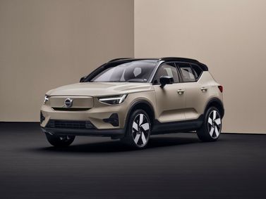 Volvo EX40, Внедорожник 5 дв. — вид спереди в три четверти
