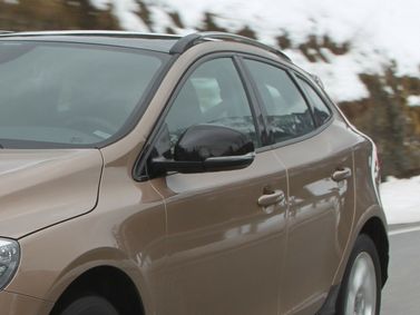 Volvo V40 Cross Country أنا فيس ليفت، هاتشباك 5 أبواب — منظر أمامي أيسر
