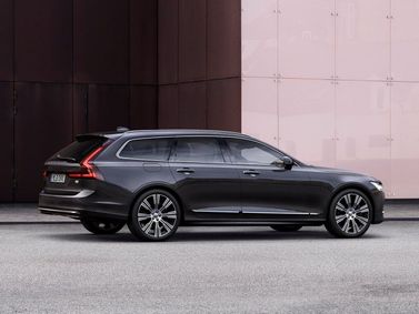 Volvo V90 II Рестайлинг, Универсал 5 дв. — вид сзади слева