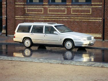 Volvo V90 I, Универсал 5 дв. — вид спереди справа