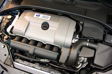 Volvo XC70 ثانياً، واجون 5 أبواب — حجرة المحرك