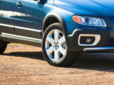 Volvo XC70 ثانياً، واجون 5 أبواب — منظر أمامي أيمن