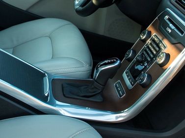 Volvo XC70 فيس ليفت الثاني، واجون 5 أبواب — الكونسول الوسطي