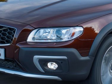 Volvo XC70 فيس ليفت الثاني، واجون 5 أبواب — الجزء الأمامي من السيارة عن قرب