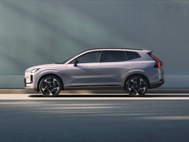 Volvo XC70 ثالثاً، دفع رباعي 5 أبواب — منظر من الجانب الأيسر