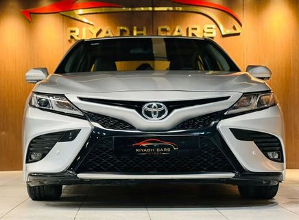 Toyota Camry VIII (XV70)