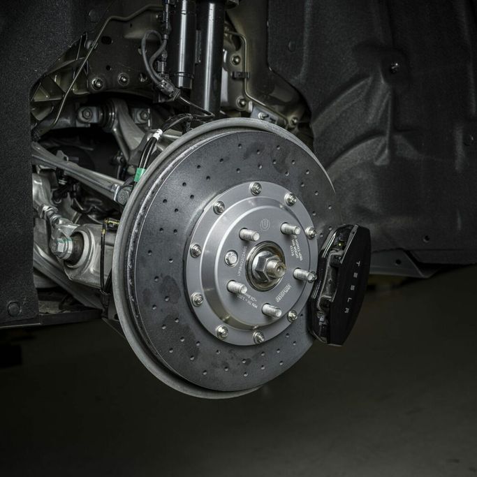 UP-MSMX2-133-2.1, UNPLUGGED PERFORMANCE UP-MSMX2-133-2.1 Rear Brake Rotor Kit, Large Sweep, Carbon Ceramic + Racing Pad Kit for TESLA Model S 2021 في الإمارات العربية المتحدة, دبي. Condition - new. Price ⁦25,830 AED⁩. Photo, seller contacts | AUTO.AE