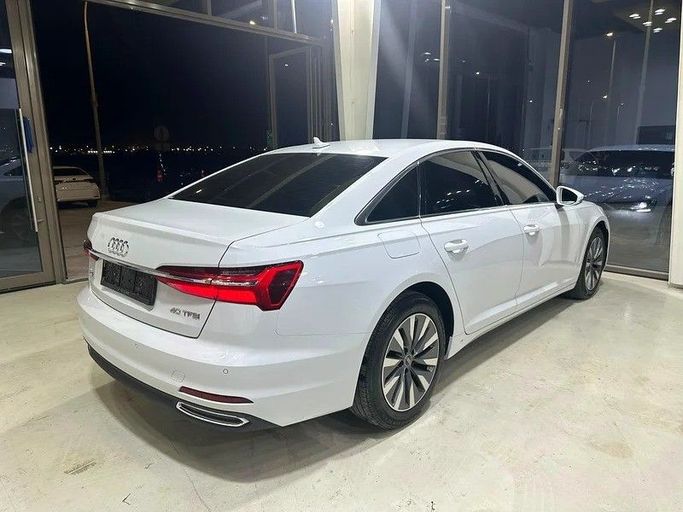 Подержанный Audi A6 40 TFSI V (C8), 2.0 л, 2023 в Абу-Даби от Al Ramz Motors Белый цвет. GCC | AUTO.AE