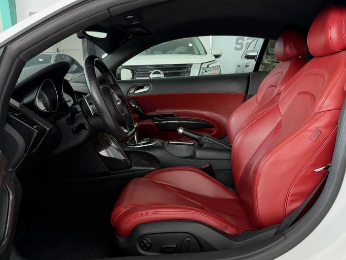 Подержанный Audi R8 V8 I (Typ 42) Рестайлинг, 4.2 л, 2014 в Абу-Даби от Speed Car Motors Белый цвет.  | AUTO.AE