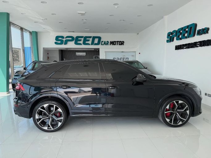 Подержанный Audi RS Q8 I, 4.0 л, 2021 в Абу-Даби от Speed Car Motors Черный цвет.  | AUTO.AE