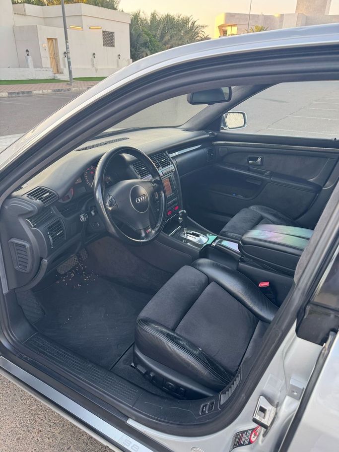 Подержанный Audi S8 I (D2) Рестайлинг, 4.2 л, 2002 в Абу-Даби Серебристый цвет. GCC | AUTO.AE