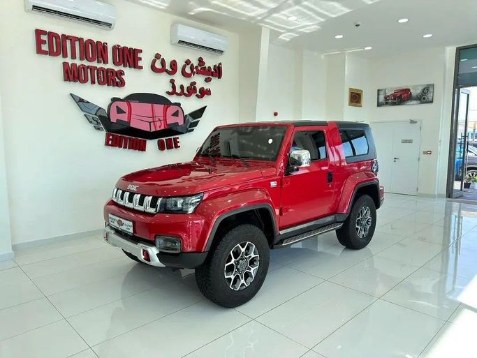 Подержанный BAIC BJ40 I Рестайлинг, 2.0 л, 2022 в Абу-Даби от Edition One Motors Красный цвет. GCC | AUTO.AE