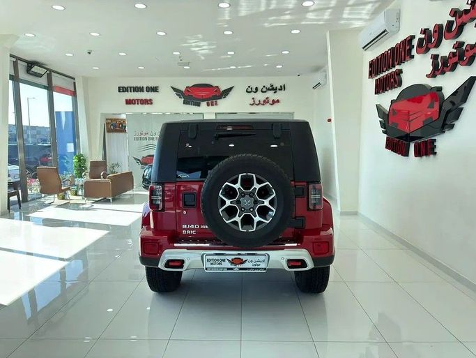 Подержанный BAIC BJ40 I Рестайлинг, 2.0 л, 2022 в Абу-Даби от Edition One Motors Красный цвет. GCC | AUTO.AE