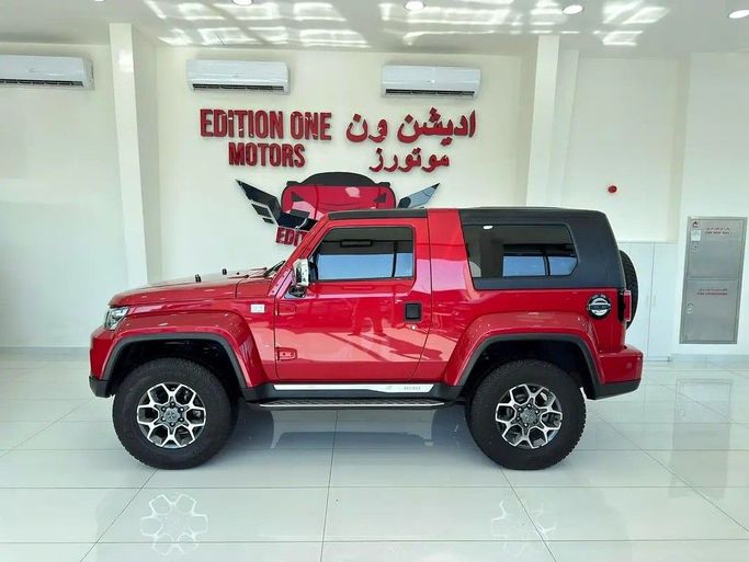 Подержанный BAIC BJ40 I Рестайлинг, 2.0 л, 2022 в Абу-Даби от Edition One Motors Красный цвет. GCC | AUTO.AE