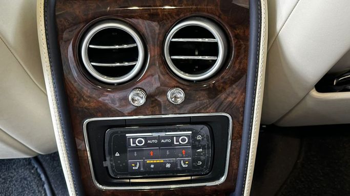 Used Bentley Flying Spur II, 6.0 l, 2017 in Abu Dhabi, Blue color.  | AUTO.AE