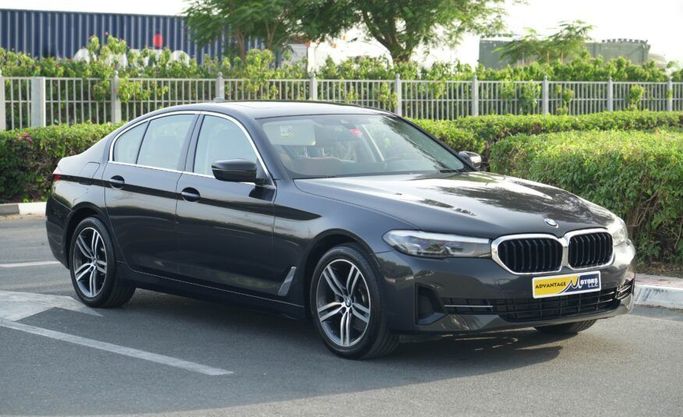 Used BMW 5 Series 520i VII (G30/G31) Facelift, 2.0 l, 2022 in Abu Dhabi by Advantage Motors, Black color. GCC Specs | AUTO.AE
