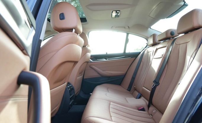 Used BMW 5 Series 520i VII (G30/G31) Facelift, 2.0 l, 2022 in Abu Dhabi by Advantage Motors, Black color. GCC Specs | AUTO.AE