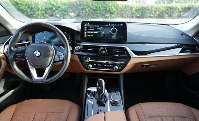 Used BMW 5 Series 520i VII (G30/G31) Facelift, 2.0 l, 2022 in Abu Dhabi by Advantage Motors, Black color. GCC Specs | AUTO.AE