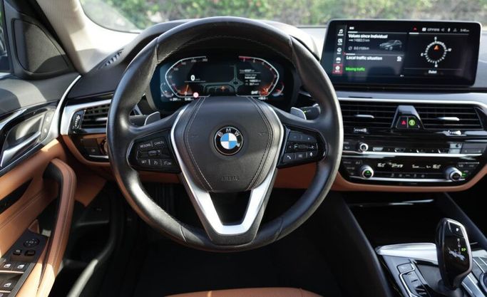Used BMW 5 Series 520i VII (G30/G31) Facelift, 2.0 l, 2022 in Abu Dhabi by Advantage Motors, Black color. GCC Specs | AUTO.AE