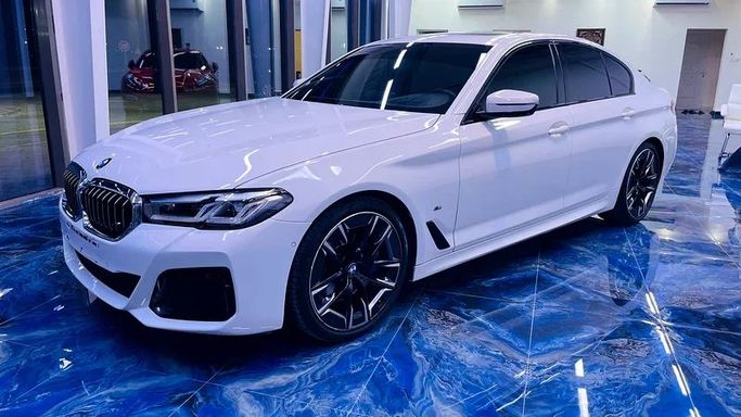 Подержанный BMW 5 Series 530i VII (G30/G31) Рестайлинг, 2.0 л, 2021 в Абу-Даби от Al Fateh Used Automobiles Showroom Белый цвет. GCC | AUTO.AE