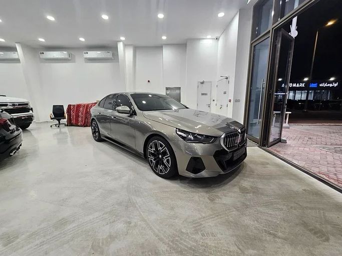 Used BMW 5 Series 520i VIII (G60/G61/G68), 2.0 l, 2025 in Abu Dhabi by The Best Cars, Grey color. GCC Specs | AUTO.AE