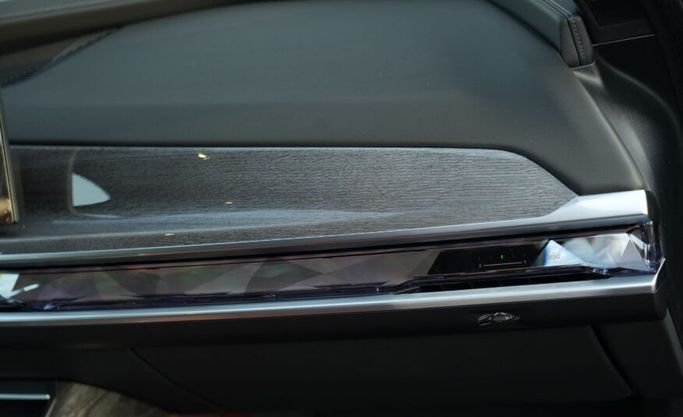 جديدة BMW 7 Series 740i سابعاً (G70), 3.0 l, 2025 في في أبو ظبي من Advantage Motors، اللون أسود. مواصفات الخليج | AUTO.AE