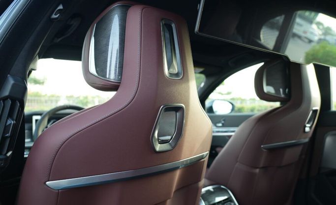 جديدة BMW 7 Series 740i سابعاً (G70), 3.0 l, 2025 في في أبو ظبي من Advantage Motors، اللون أسود. مواصفات الخليج | AUTO.AE