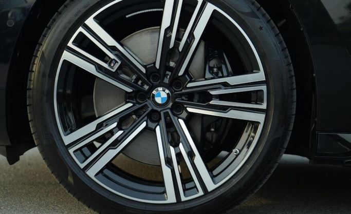 جديدة BMW 7 Series 740i سابعاً (G70), 3.0 l, 2025 في في أبو ظبي من Advantage Motors، اللون أسود. مواصفات الخليج | AUTO.AE