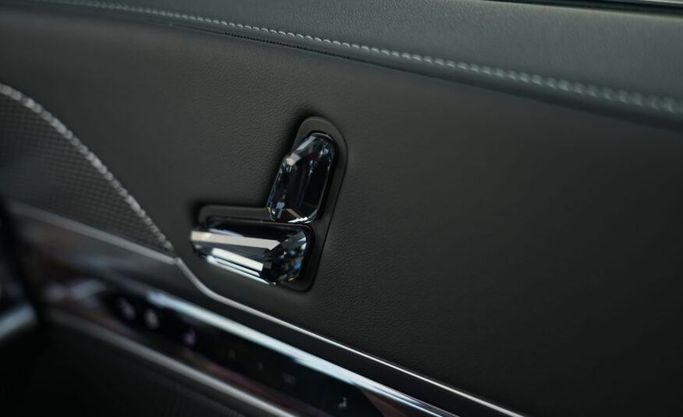 جديدة BMW 7 Series 740i سابعاً (G70), 3.0 l, 2025 في في أبو ظبي من Advantage Motors، اللون أسود. مواصفات الخليج | AUTO.AE