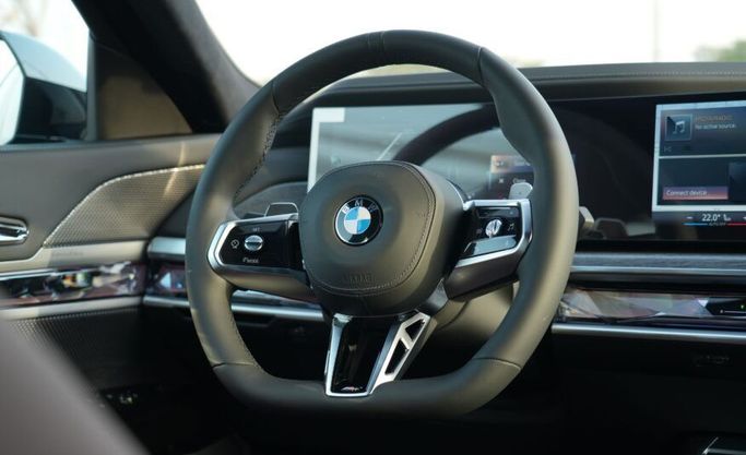 جديدة BMW 7 Series 740i سابعاً (G70), 3.0 l, 2025 في في أبو ظبي من Advantage Motors، اللون أسود. مواصفات الخليج | AUTO.AE