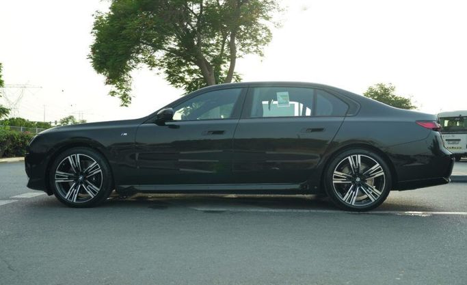 جديدة BMW 7 Series 740i سابعاً (G70), 3.0 l, 2025 في في أبو ظبي من Advantage Motors، اللون أسود. مواصفات الخليج | AUTO.AE