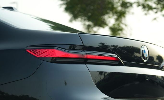 جديدة BMW 7 Series 740i سابعاً (G70), 3.0 l, 2025 في في أبو ظبي من Advantage Motors، اللون أسود. مواصفات الخليج | AUTO.AE