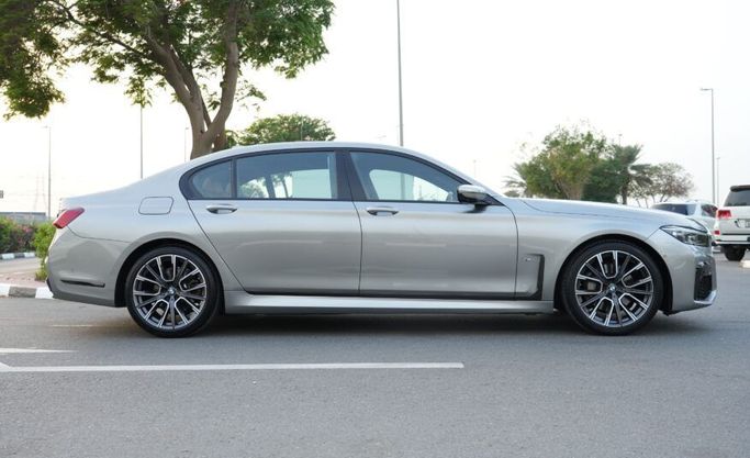 مستعملة BMW 7 Series 730Li عملية شد الوجه السادس (G11/G12), 0.1 l, 2021 في في أبو ظبي من Advantage Motors، اللون رمادي. مواصفات الخليج | AUTO.AE