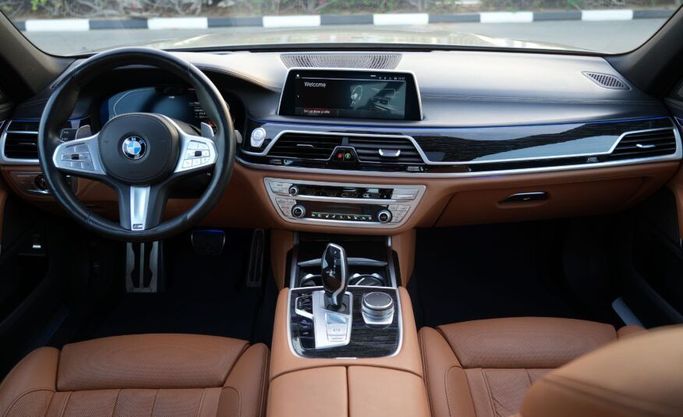 مستعملة BMW 7 Series 730Li عملية شد الوجه السادس (G11/G12), 0.1 l, 2021 في في أبو ظبي من Advantage Motors، اللون رمادي. مواصفات الخليج | AUTO.AE