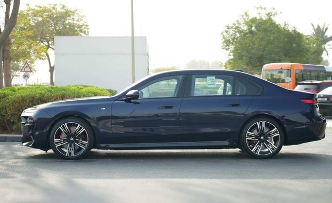 Новый BMW 7 Series 740i VII (G70), 3.0 л, 2025 в Абу-Даби от Advantage Motors Тёмно-синий цвет. GCC | AUTO.AE