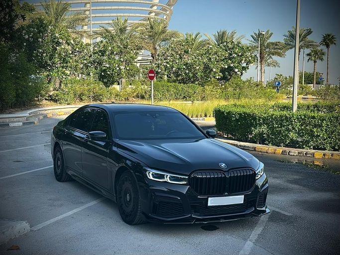 Подержанный BMW 7 Series 740Li VI (G11/G12), 3.0 л, 2019 в Абу-Даби Черный цвет. Американская | AUTO.AE | Объявление #265293
