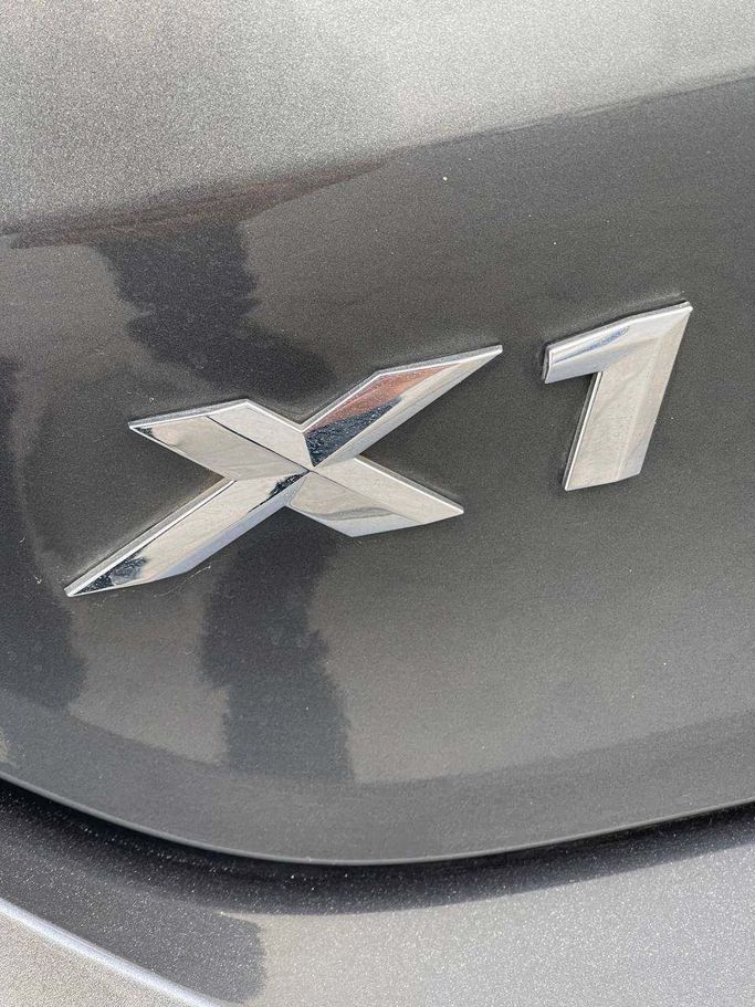 Подержанный BMW X1 20i sDrive II (F48), 2.0 л, 2019 в Абу-Даби от The Shark Automobile Showroom Серый цвет. GCC | AUTO.AE