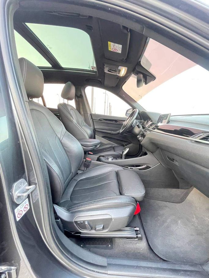 Подержанный BMW X1 20i sDrive II (F48), 2.0 л, 2019 в Абу-Даби от The Shark Automobile Showroom Серый цвет. GCC | AUTO.AE
