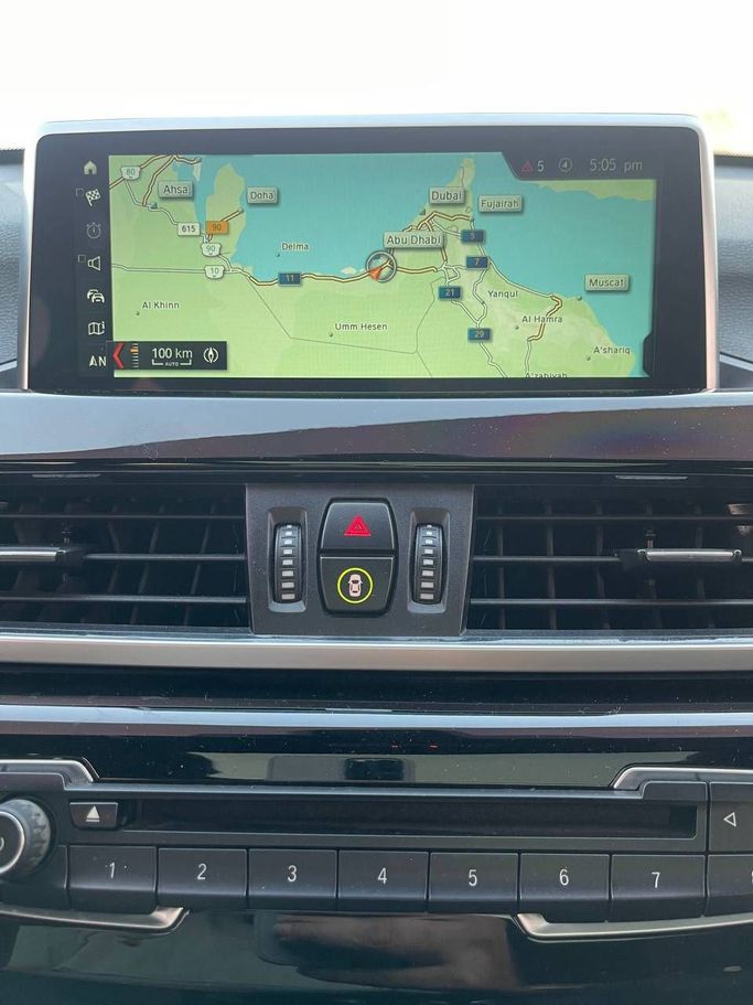 Подержанный BMW X1 20i sDrive II (F48), 2.0 л, 2019 в Абу-Даби от The Shark Automobile Showroom Серый цвет. GCC | AUTO.AE