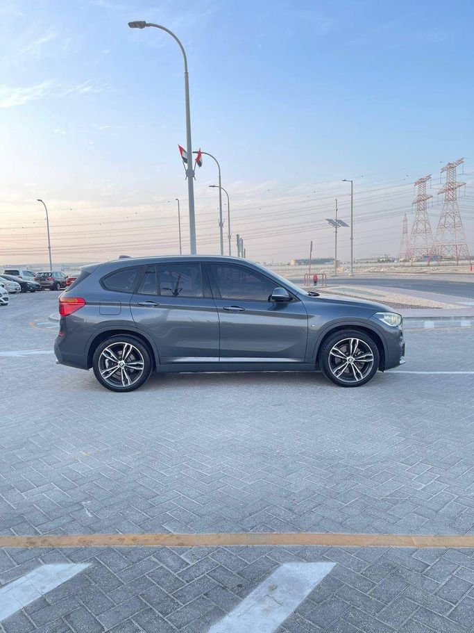 Подержанный BMW X1 20i sDrive II (F48), 2.0 л, 2019 в Абу-Даби от The Shark Automobile Showroom Серый цвет. GCC | AUTO.AE