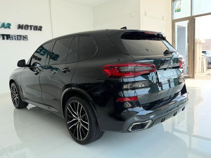 Подержанный BMW X5 M50i IV (G05/G18), 4.4 л, 2020 в Абу-Даби от Speed Car Motors Черный цвет.  | AUTO.AE