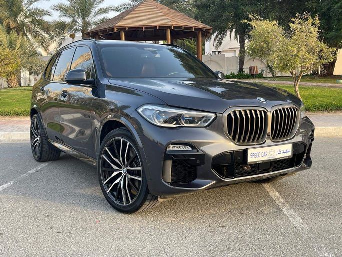 Used BMW X5 50i IV (G05/G18), 4.4 l, 2019 in Abu Dhabi by Speed Car Motors, Grey color. GCC Specs | AUTO.AE